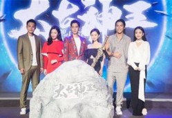 进娱乐圈吃瓜却红了